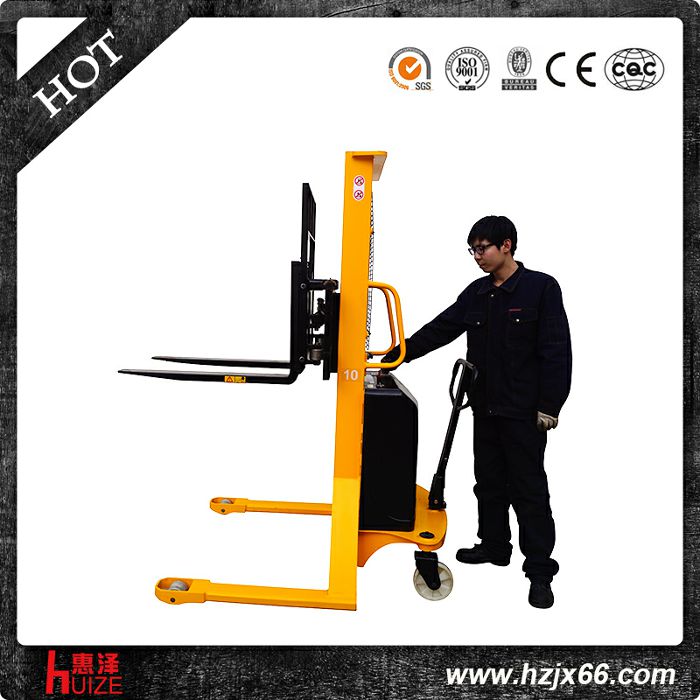 貨叉?zhèn)纫瓢腚妱?dòng)堆高車(chē) 貨叉?zhèn)纫瓢腚妱?dòng)堆高車(chē)