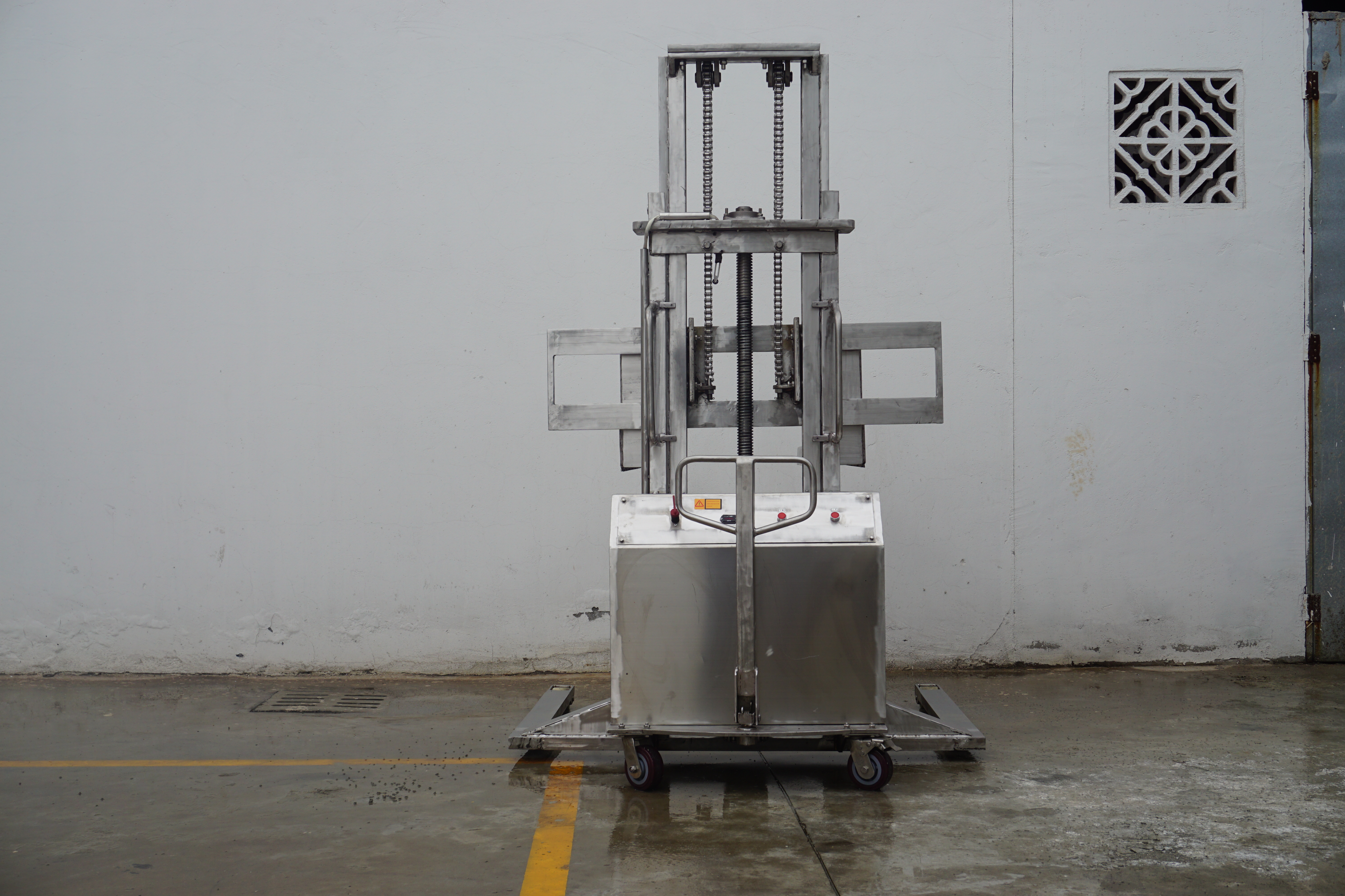 不銹鋼半電動(dòng)堆高車寬腿 (13) 不銹鋼半電動(dòng)堆高車寬腿 (13)